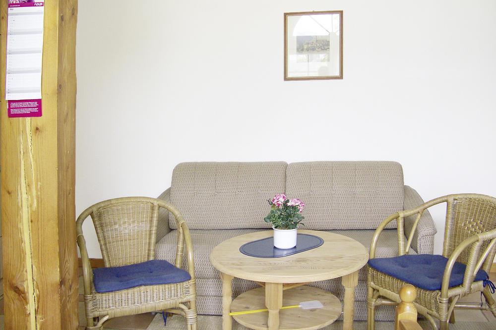 Sitzecke, Tisch Couch und zwei Stühle  Appartment Typ A