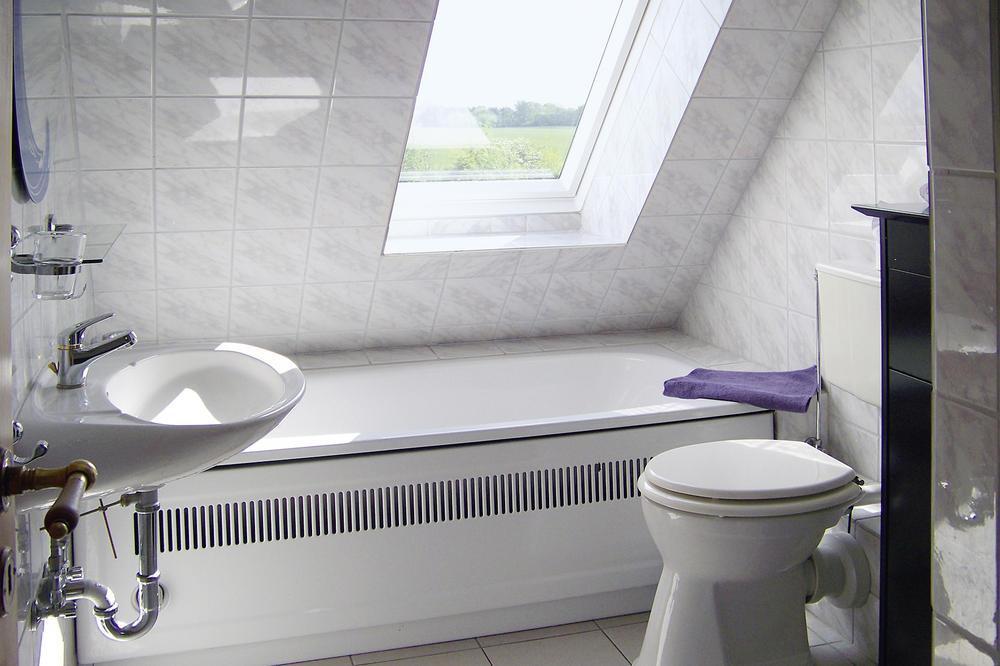 Badezimmer Appartment Typ A, Badewanne, Waschbecken, Toilette
